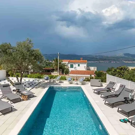 In Arbanija With Sea View, Terrace, Air Conditioning, Wifi 5139-2 Daire