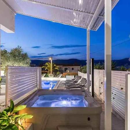 In Arbanija With Sea View, Terrace, Air Conditioning, Wifi 5139-2 Daire *